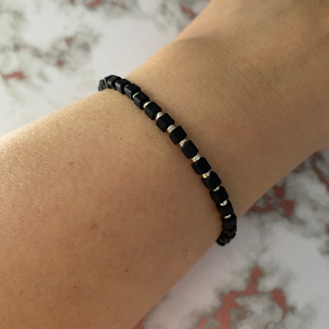 Czarna bransoletka Cubem w wersji srebrnej