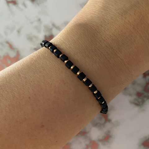 Czarna bransoletka Cubem