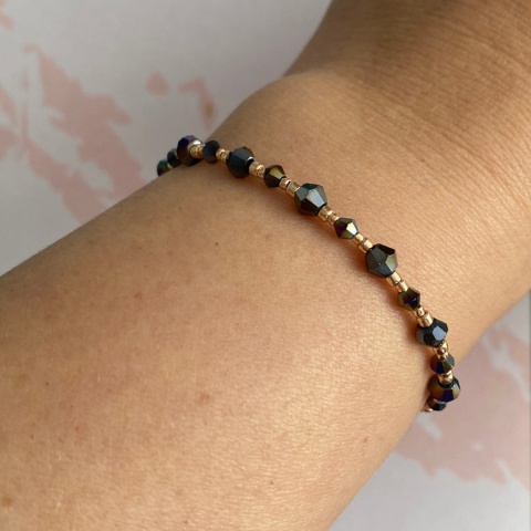 Czarna bransoletka opalizująca Vela w wersji złotej