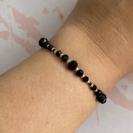 Czarna bransoletka Lura w wersji srebrnej