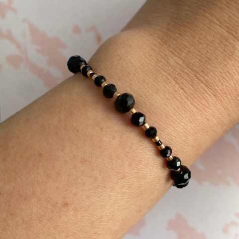 Czarna bransoletka Lura w wersji złotej