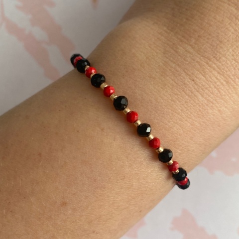 Czarna z czerwonym bransoletka Luna w wersji złotej