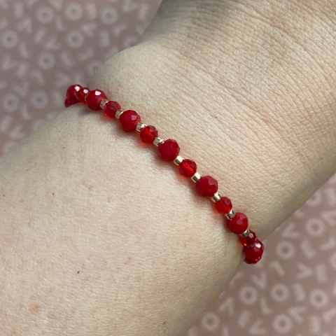 Czerwona bransoletka