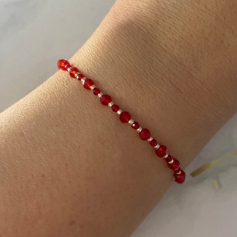 Czerwona bransoletka