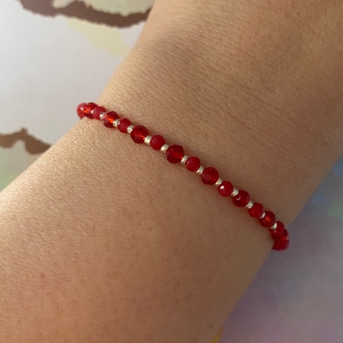 Czerwona bransoletka