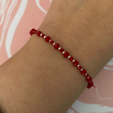 Czerwona bransoletka