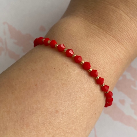 Czerwona bransoletka Zery w wersji złotej