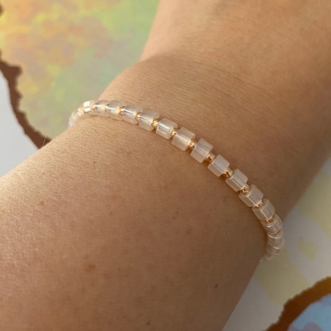 Beżowa bransoletka Cube w wersji złotej